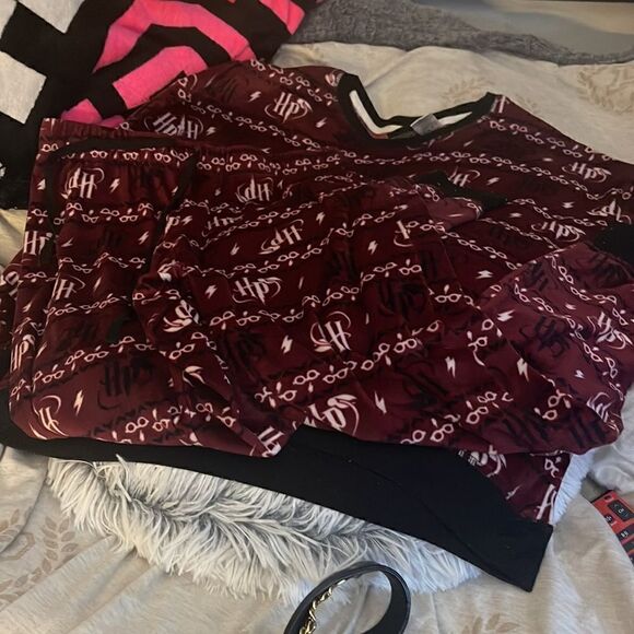 Harry Potter Womens M Pajama Set Burgundy Initials Striped Velour Very Soft Warm - Picture 8 of 8